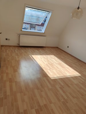 Sonnige Dachwohnung an der Stadtbahnhaltestelle "Bebel-/Schwabstraße"