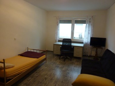 20qm helles gemütliches Zimmer, voll möbliert, TV mit Satellitenanschluss, Glasfaser-WLAN 79 qm Wohnung mit Wohnküche, Bad und extra WC.