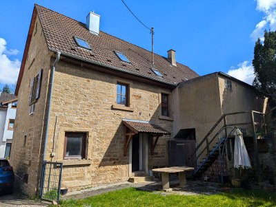 Schnuckelige Doppelhaushälfte mit schönem Innenhof, Garten und Scheune