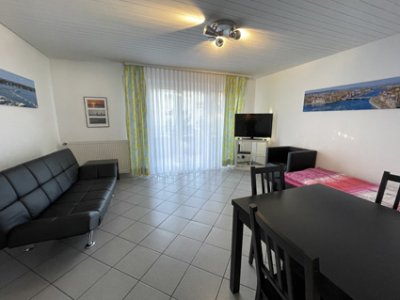 1 WG-Zimmer mit Balkon in einer gemischten 3er WG (komplett möbliert)