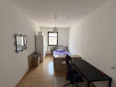 Student:in für geräumiges WG-Zimmer gesucht