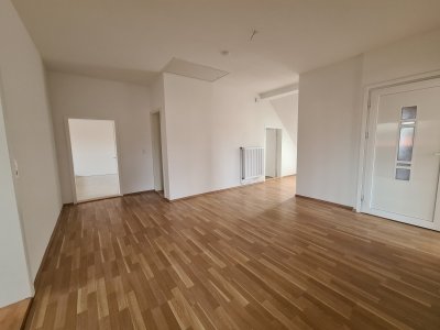 Schöne, helle, große Wohnung für nette zuverlässige Mieter