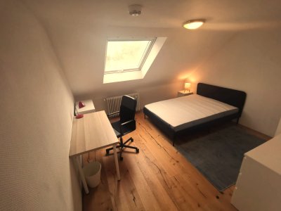 Frisch renoviertes und möbliertes WG-Zimmer in zentraler Lage