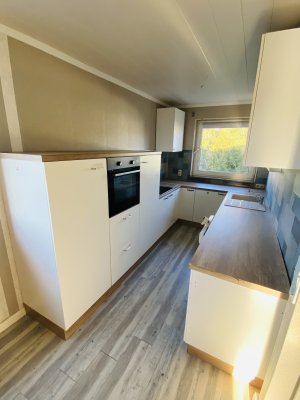 Schicke 3 ZIMMER-WOHNUNG: Balkon Süd-West-Ausrichtung, schicke EBK, modernes Tageslichtbad mit Badewanne und Dusche, eigener Keller, Gemeinschaftskellerraum, fester PKW-Stellplatz