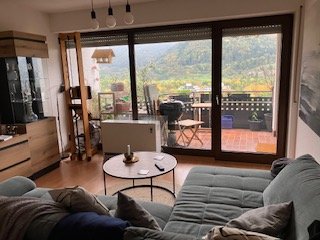 Große 2-Zimmer-Wohnung mit Ermstalblick und Garage