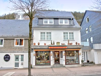 Willingen (Upland): Mehrfamilienhaus mit Geschäften