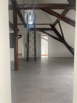 Frisch saniert! - Großzügige 3,5-Zimmer- Maisonettenwohnung