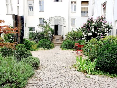 Townhouse-Feeling am Savignyplatz • Eigener Hofzugang • 2 Bäder • unbefristet
