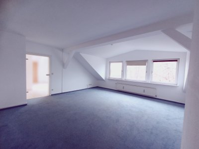 Sonnige, ruhige 3 Zimmer Dachgeschoß-Wohnung mit innenliegender Dachterrasse in Uetze
