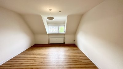 Ruhe 1-Zimmer-Dachgeschosswohnung mit Einbauküche, PKW Stellplatz, Waschmaschine