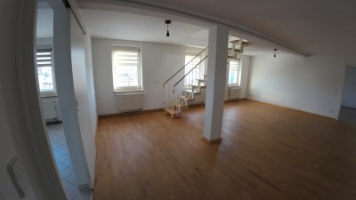 -Provisionsfrei- helle großzügige 2,5 Zi. Maisonette Wohnung in der Altstadt