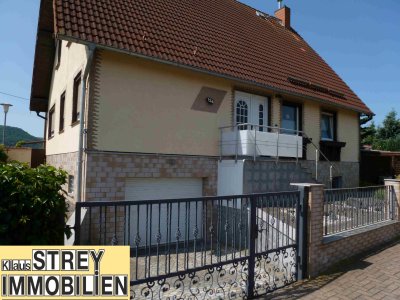 Freistehendes Wohnhaus mit Garagen, Nebengelass und gepflegten Grundstück in gefragter Lage